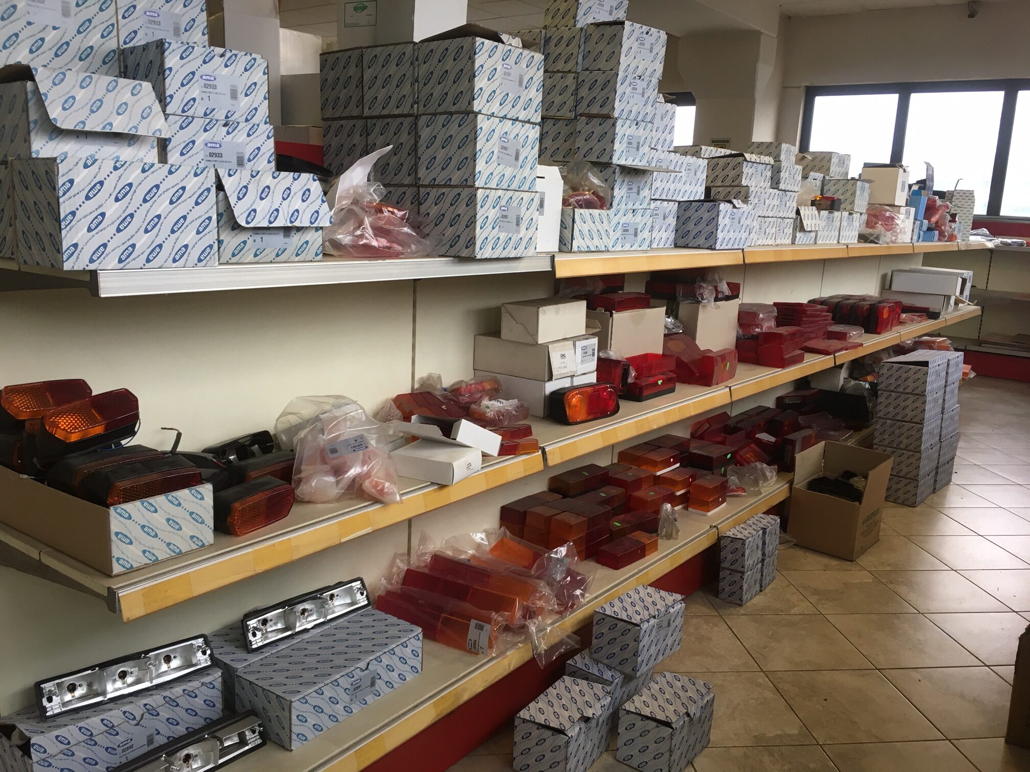 Vendita diretta di prodotti, accessori, abbigliamento per il giardinaggio e prodottiaccessori per l'agricoltura